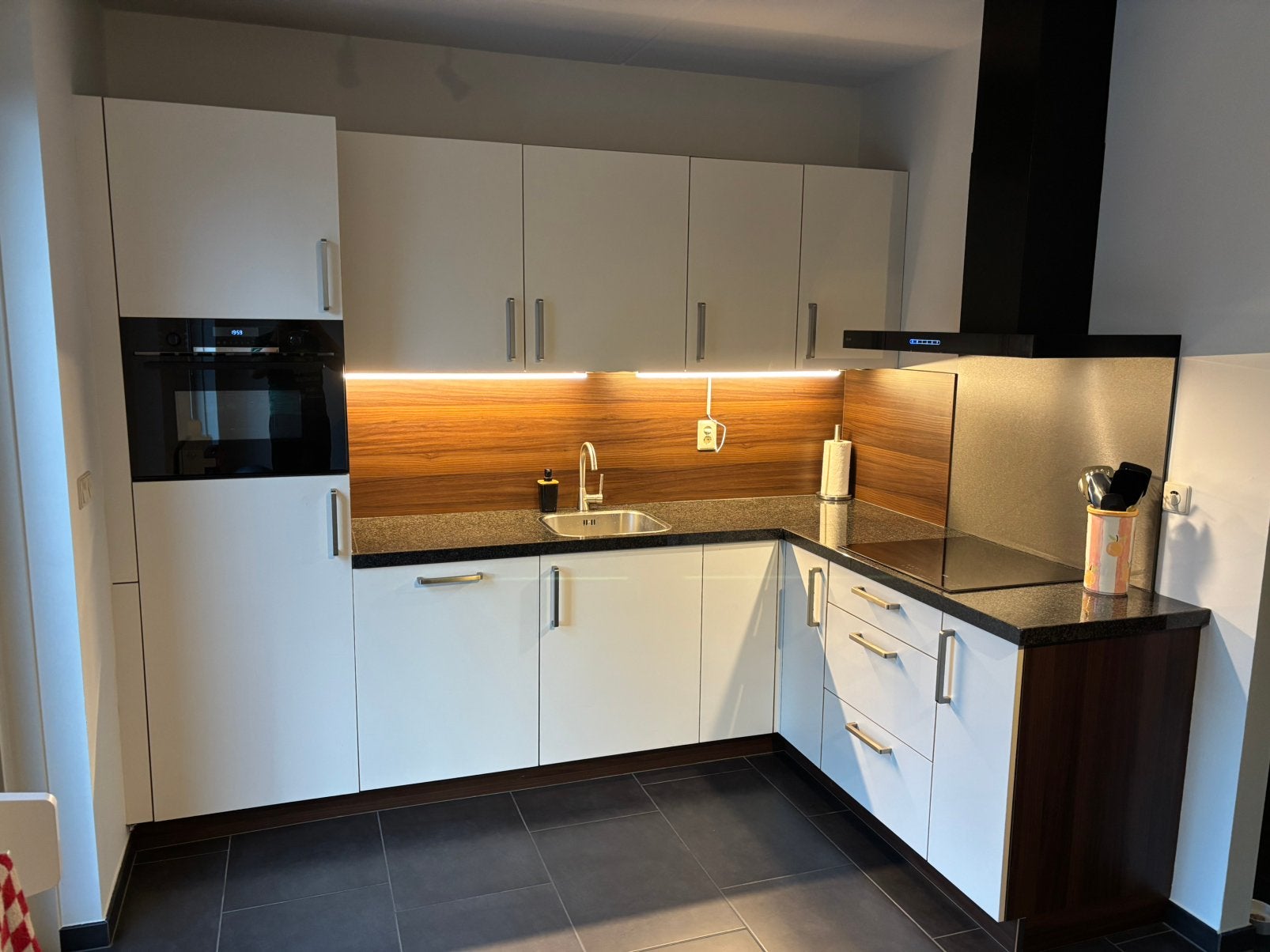 Keuken met inbouwapparatuur, Huis en Inrichting, Keuken | Complete keukens, Ophalen, Gebruikt, Wit, Hoekkeuken