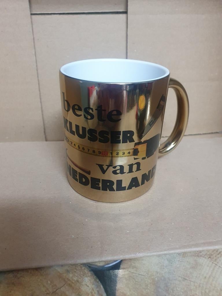 Nieuwe gouden mok "Beste klusser van Nederland", Nieuw, Ophalen of Verzenden, Overige stijlen, Kop(pen) en/of Schotel(s)