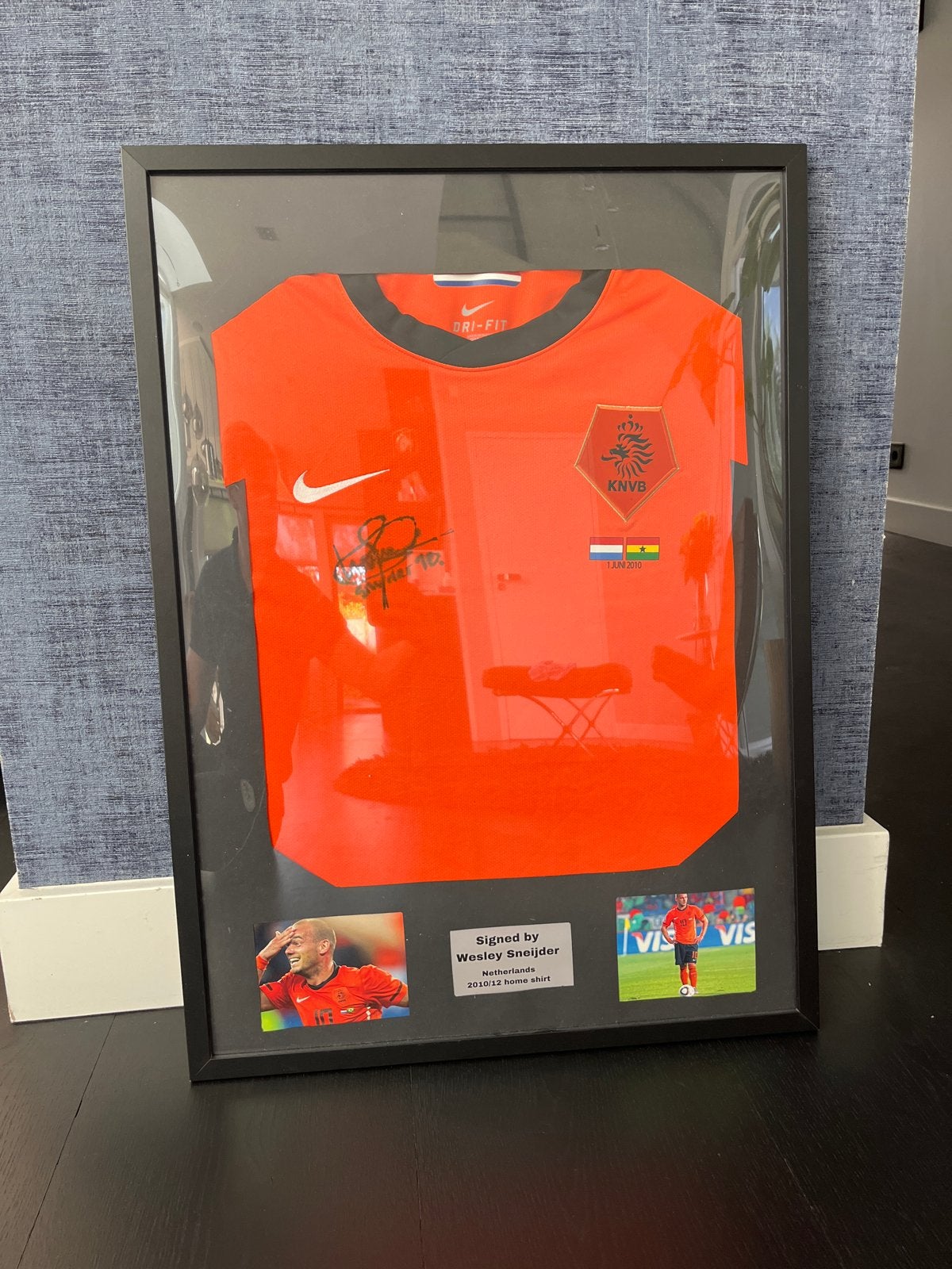 Ingelijst gesigneerd Wesley Sneijder Shirt 2010, Verzamelen, Sportartikelen en Voetbal, Ophalen, Zo goed als nieuw, Overige sporten