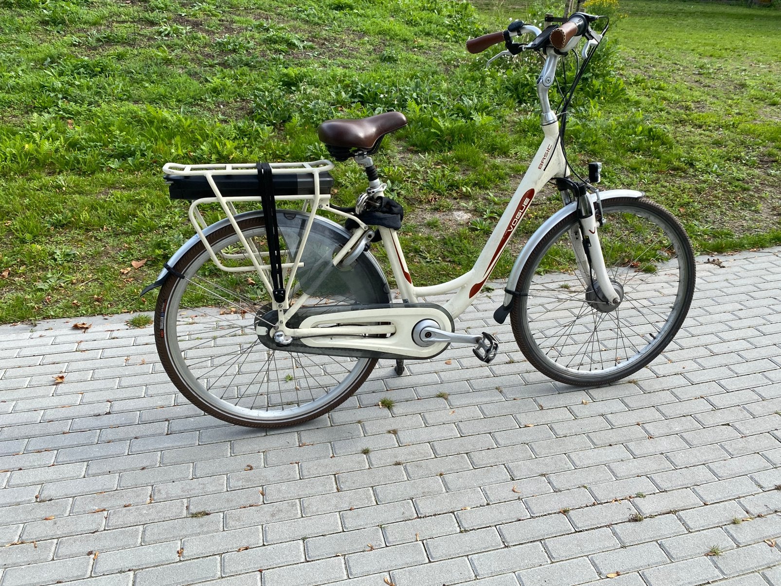 Electrische fiets vogue basic prijs is € 800 euro, Fietsen en Brommers, Zo goed als nieuw, 51 tot 55 cm, 30 tot 50 km per accu