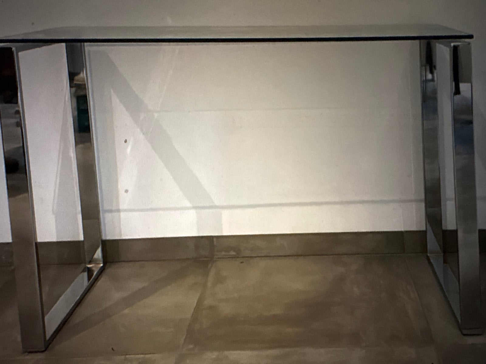 Glazen sidetable met rvs onderstel, Ophalen, 100 tot 150 cm, Glas, Zo goed als nieuw