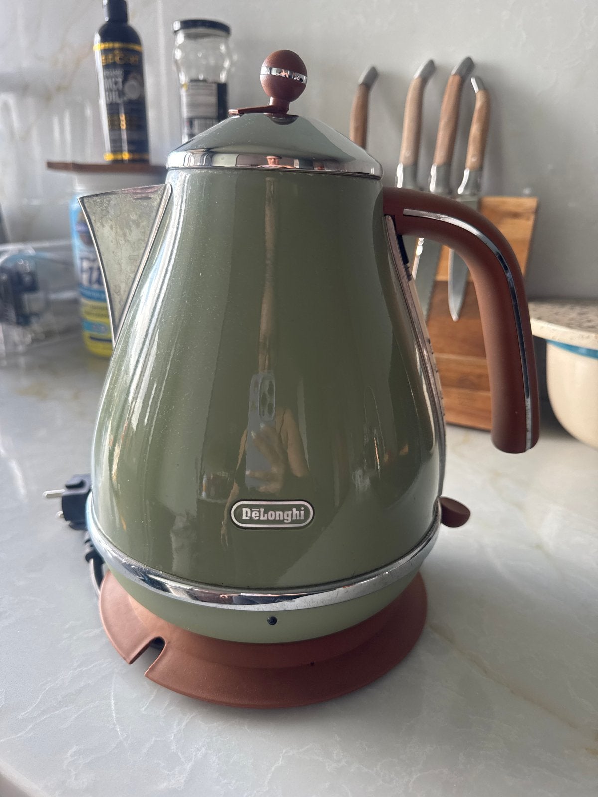 De'Longhi waterkoker met beschadigde dop, 1 tot 2 liter, Ophalen, Gebruikt, Draadloos