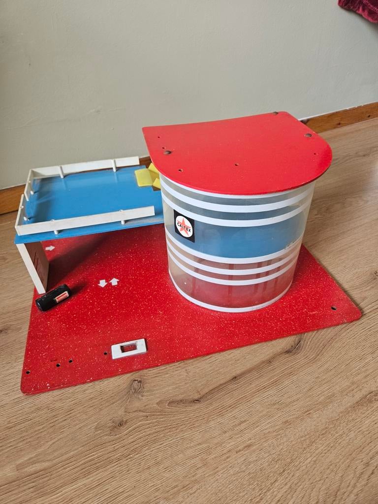 Houten garage met plastic onderdelen speelgoed, Ophalen