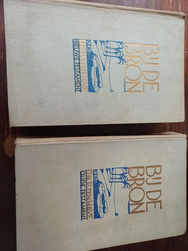 G1 Bij de Bron - Oude en Nieuwe Testament (2 delen), Antiek en Kunst, Antiek | Boeken en Bijbels, Ophalen of Verzenden, Dr. P. Ten Have