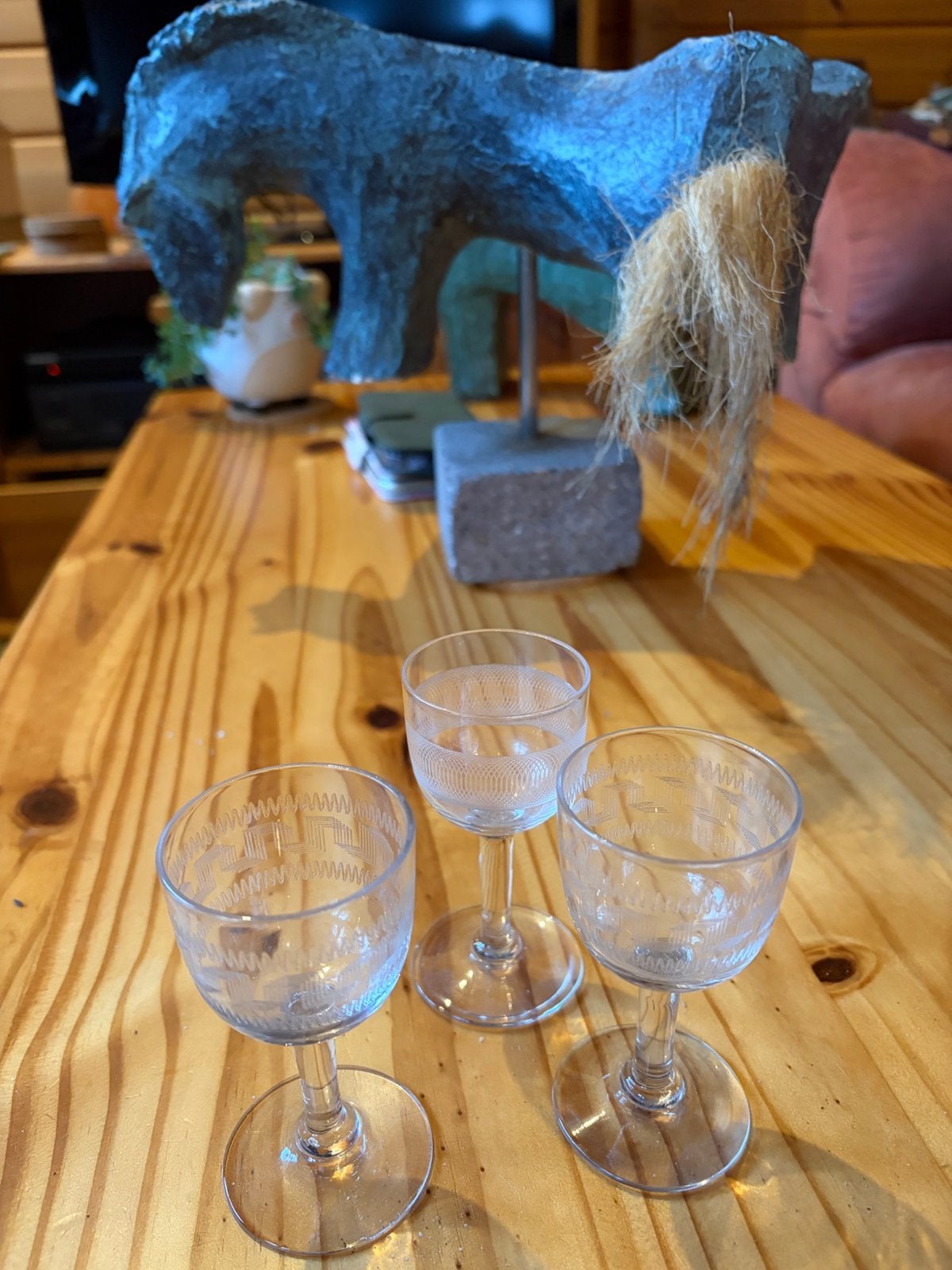 3 borrel glazen geslepen 10 cm 2 verschillende motieven, Verzamelen, Glas en Borrelglaasjes, Ophalen of Verzenden, Zo goed als nieuw