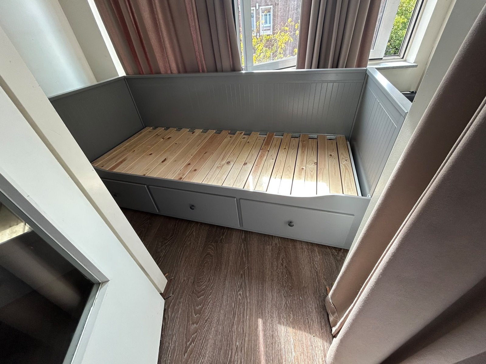 Grijs IKEA eenpersoonsbed met opberglades, Ophalen, 90 cm, Eenpersoons, Zo goed als nieuw