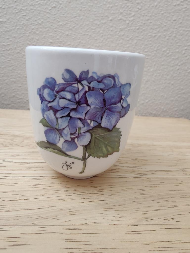 Mok zonder oor met Hortensia, van Jet ter Steege,, Huis en Inrichting, Keuken | Servies, Verzenden, Zo goed als nieuw, Overige stijlen