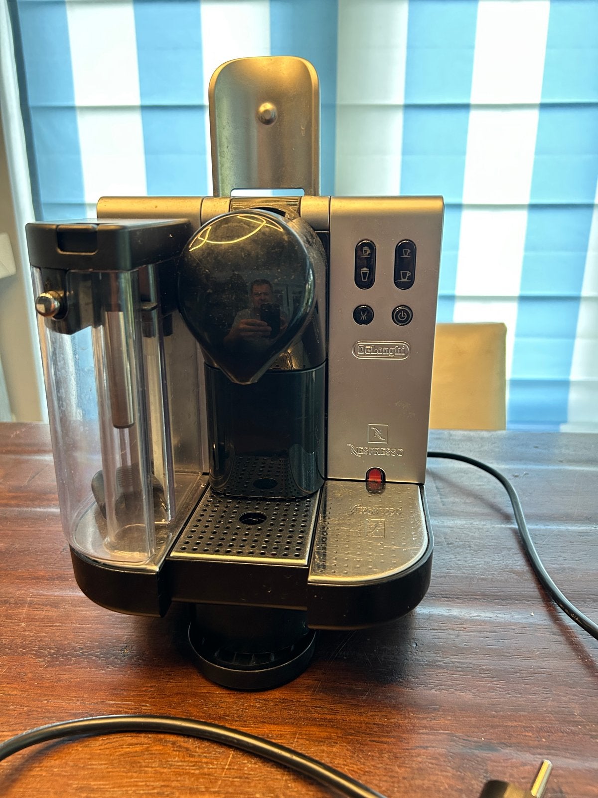 DeLonghi Nespresso EN680.M Lattissima Espressomachine, Witgoed en Apparatuur, Koffiezetapparaten, Ophalen, Koffiepads en cups