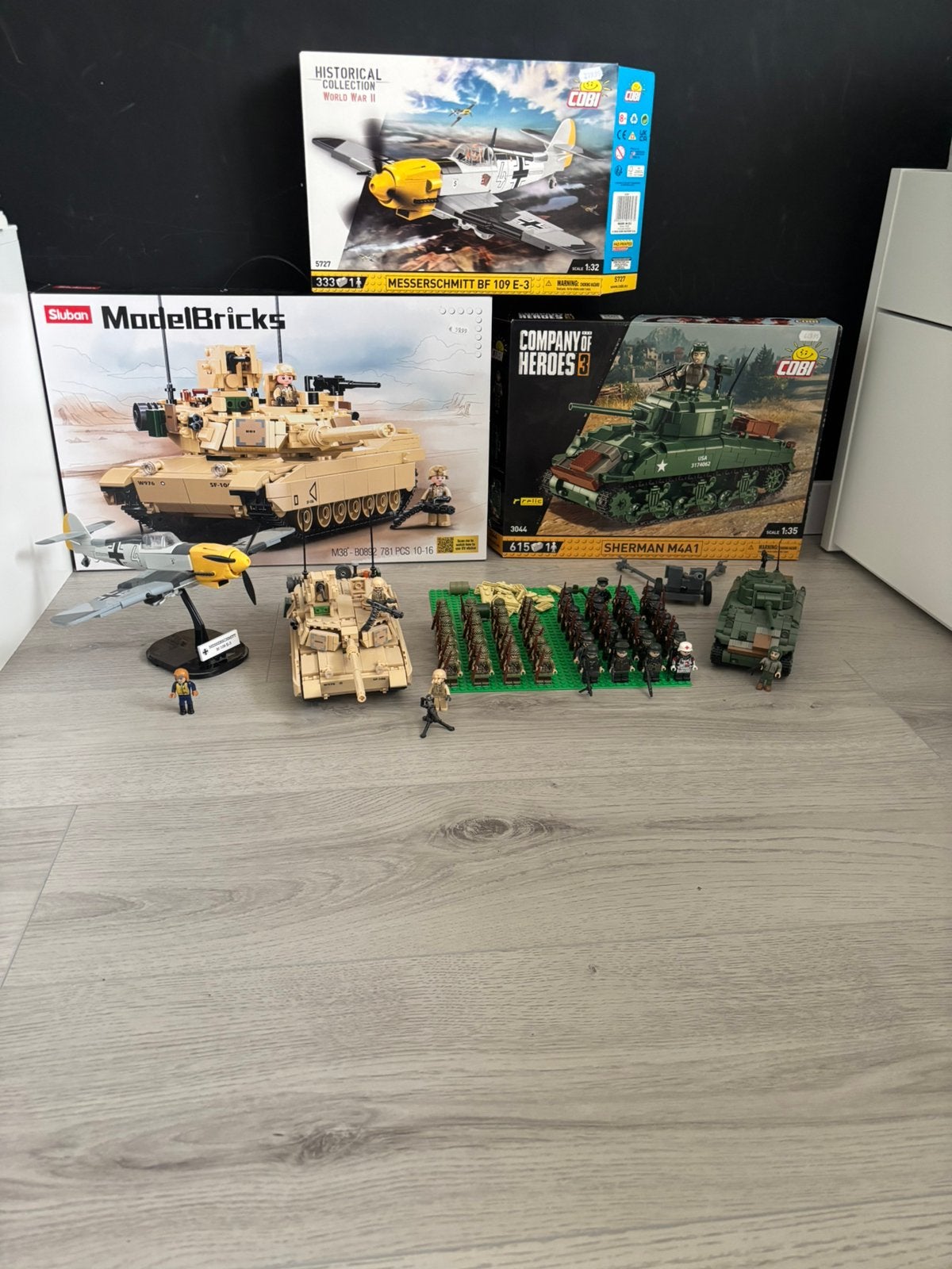 Sluban M1 Abrams + cobi Sherman+ Messerschmitt + minifiguren, Ophalen of Verzenden, Zo goed als nieuw, Overige merken