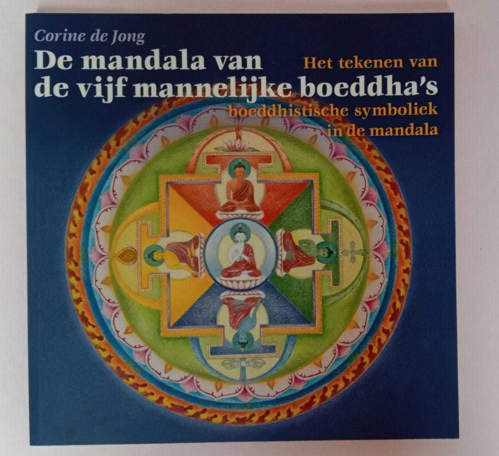 De mandala van de vijf mannelijke boeddha's – Corine de Jong, Nieuw, Ophalen of Verzenden, Instructieboek, Overige onderwerpen