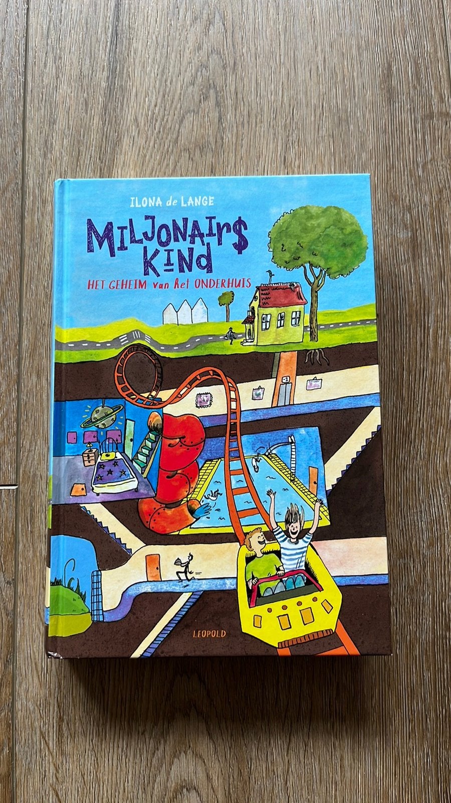 Miljonairskind - Het geheim van het onderhuis, Boeken, Ophalen of Verzenden, Zo goed als nieuw