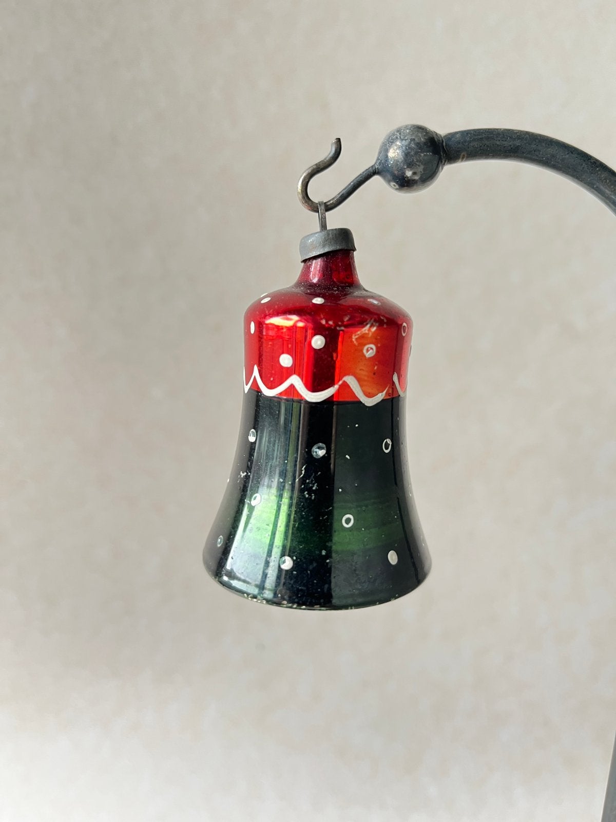 Oude glazen kerstbal (nr 43): belletje, groen met rood, Diversen, Kerst, Gebruikt, ., Ophalen of Verzenden, .