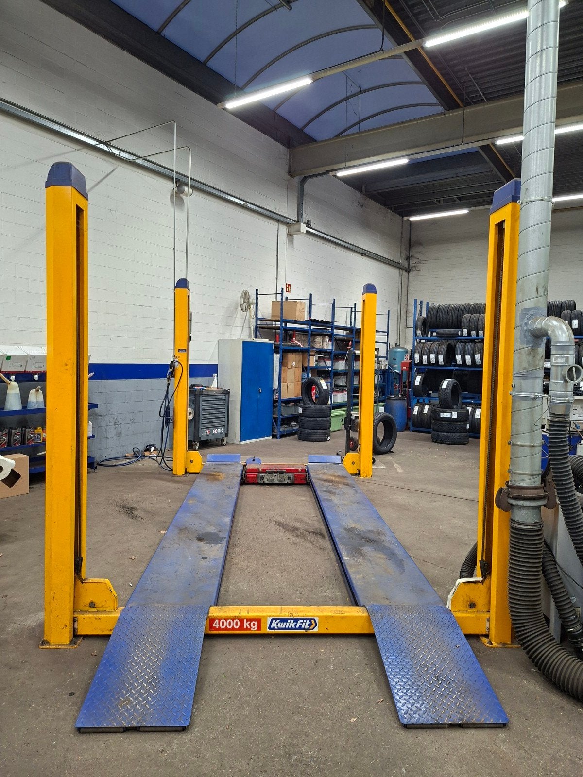 Hefbrug 4 koloms Koni 4000kg rai apk brug st 4040, Auto diversen, Autogereedschap, Ophalen