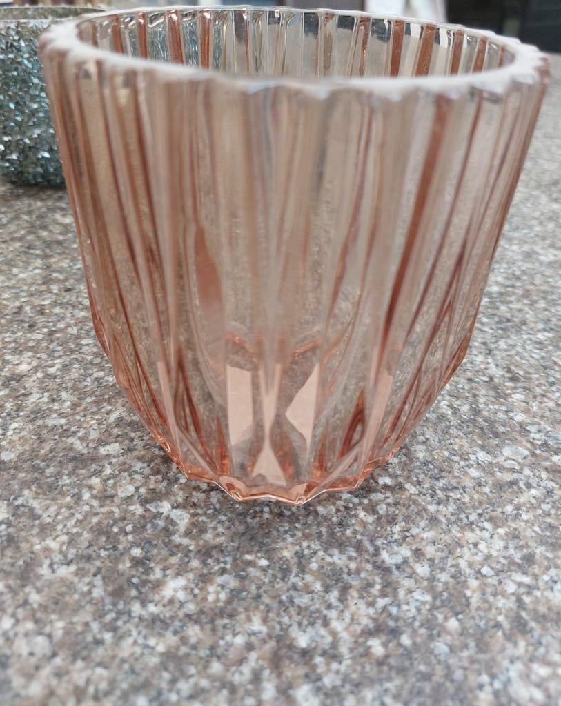 Roze glazen wind/theelicht, geribbeld design, Ophalen of Verzenden, Zo goed als nieuw, Kandelaar, Minder dan 25 cm