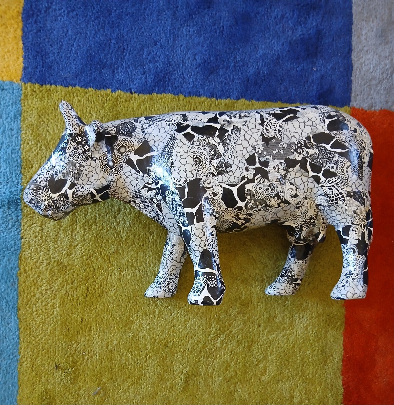Decoratieve  kunstkoe - Zwart/wit patroon, Antiek en Kunst, Kunst | Designobjecten, Ophalen