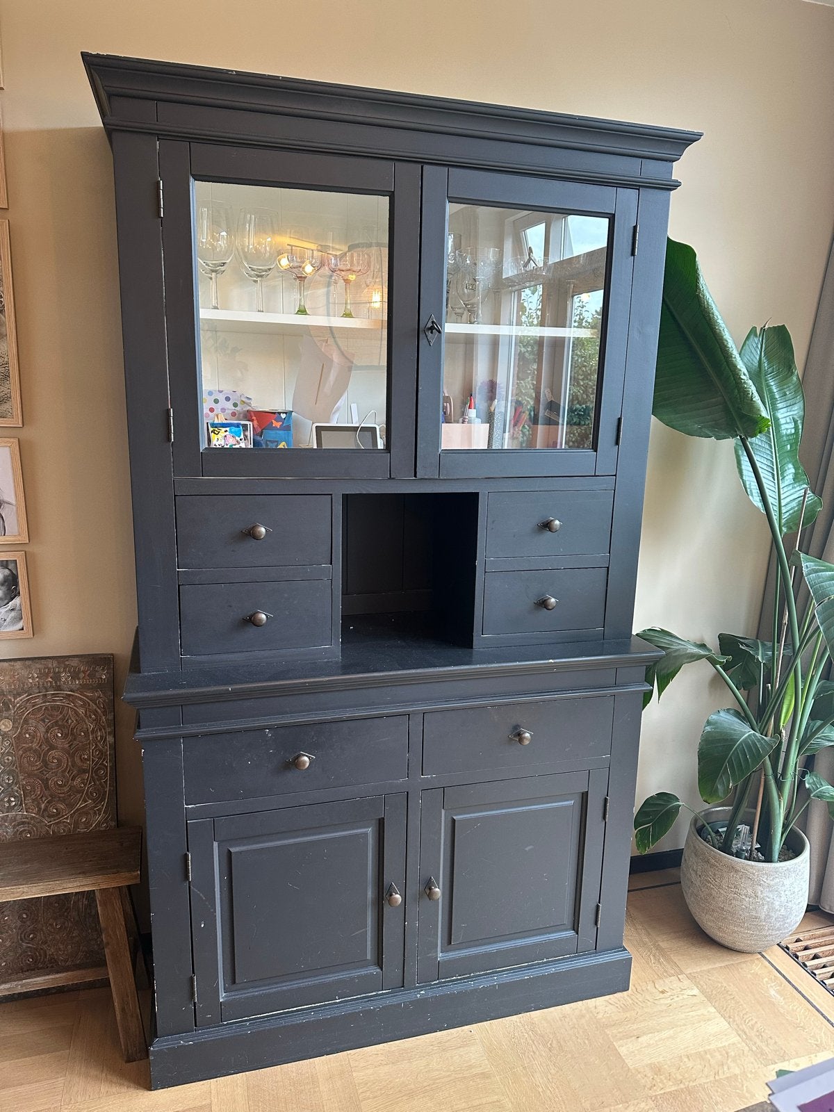 Zwart geverfde houten buffetkast met vitrine, Ophalen, Gebruikt, 100 tot 150 cm, Met lade(s)