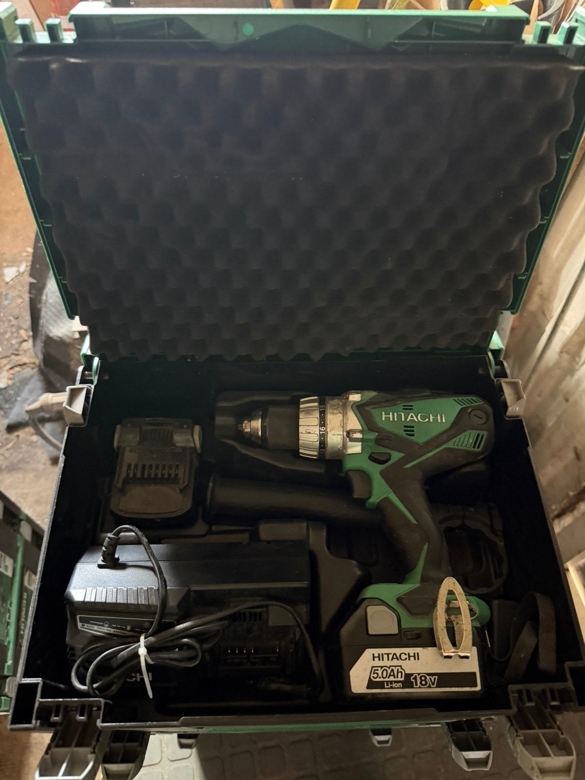 Hikoki schroefboormachine + 2 accu’s + lader + koffer, Doe-het-zelf en Verbouw, Gereedschap | Boormachines, Ophalen, 600 watt of meer
