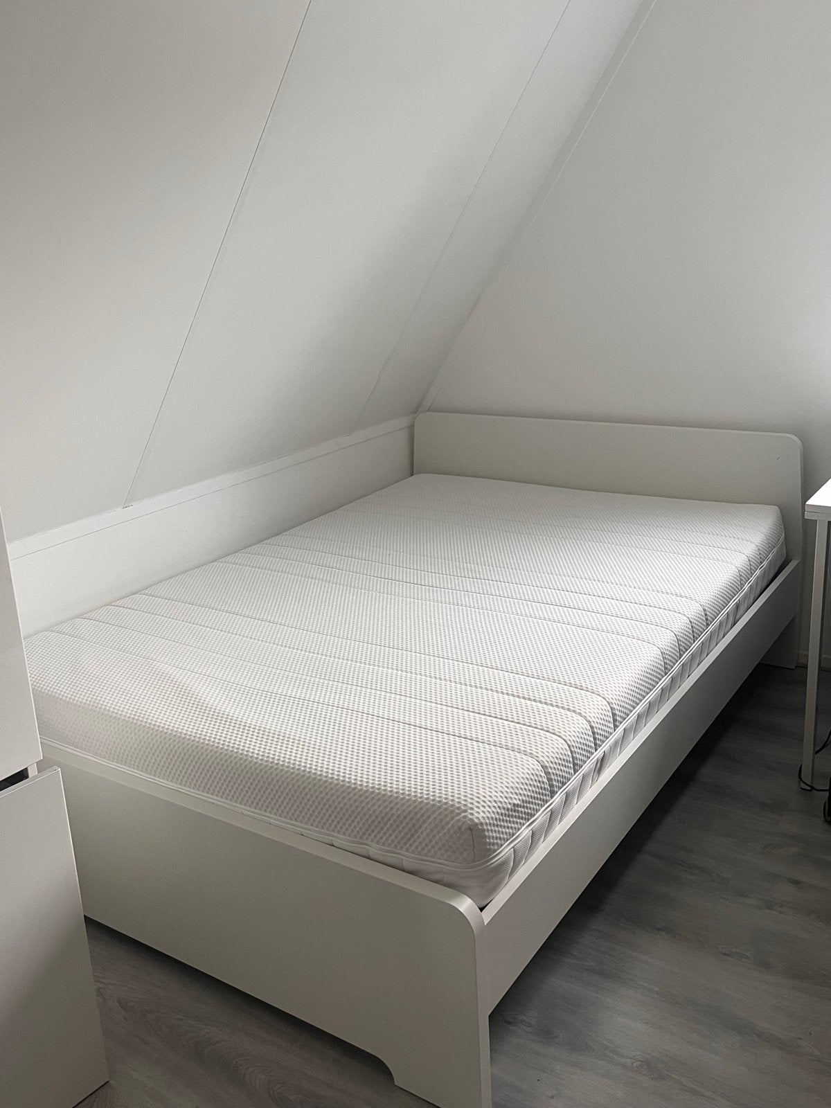 Compleet IKEA VIHALS 140x200 met LÖNSET & ÅKREHAMN matras, Ophalen, Wit, 140 cm, Zo goed als nieuw