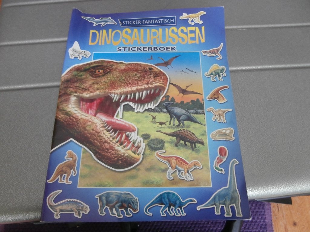 boek Dinosaurussen Rebo Productions dino sticker tijdschrift, Ophalen of Verzenden, Gebruikt, Taal en Lezen