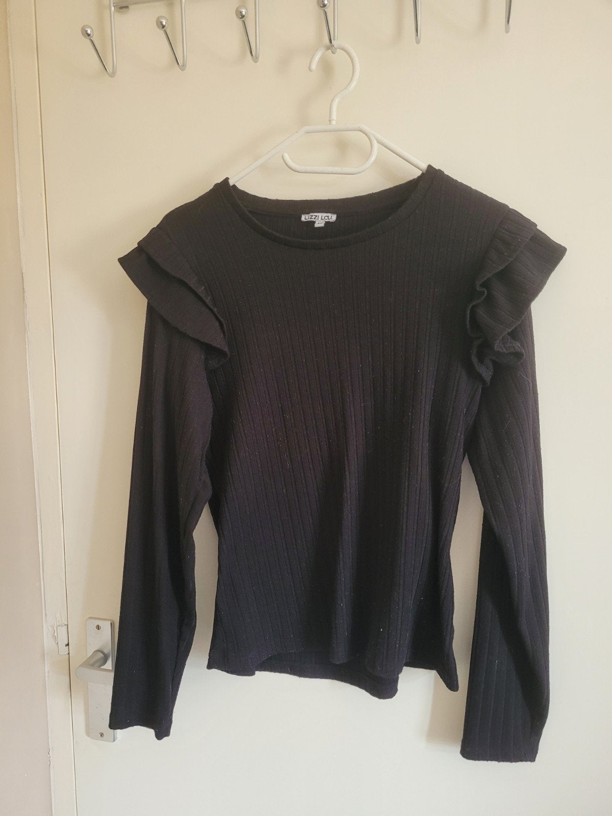 Zwart T-shirt met lange mouwen en ruches - Lizzi Lou, Kleding | Dames, Zwart, Maat 46/48 (XL) of groter, Lizzi Lou, Ophalen of Verzenden