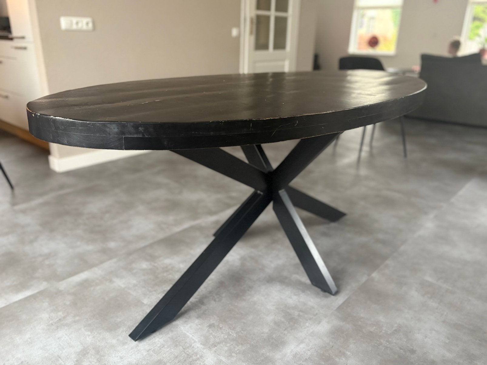 Ovalen zwart mangohout eettafel met spinpoot, Huis en Inrichting, Ophalen, 50 tot 100 cm, Zo goed als nieuw, 150 tot 200 cm