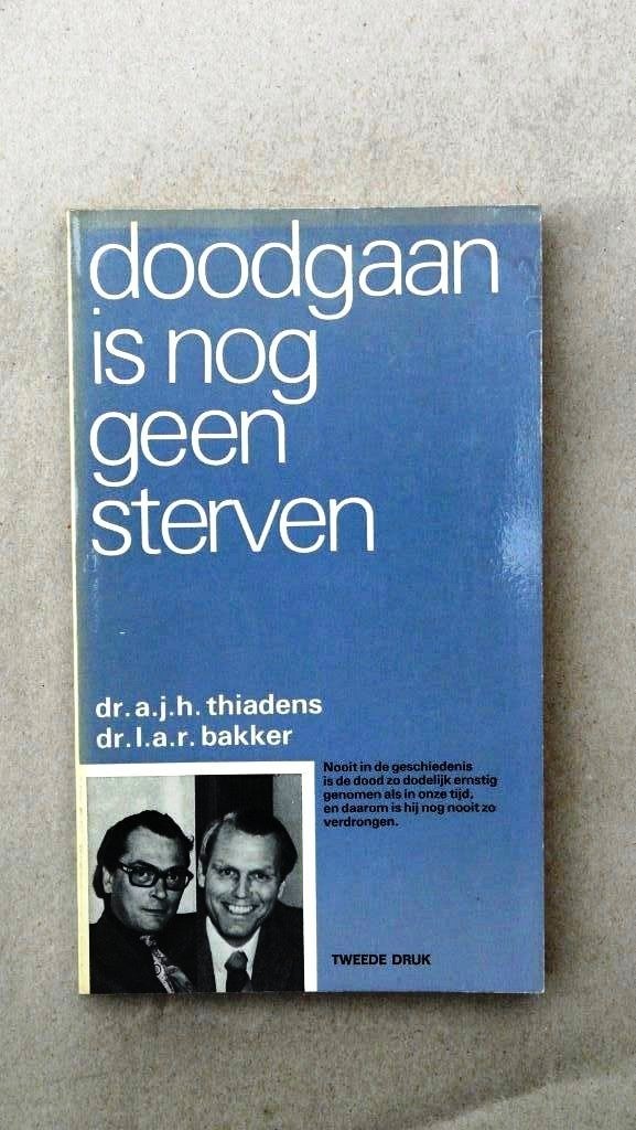 Thiadens & Bakker : Doodgaan is nog geen sterven, Ophalen of Verzenden, Zo goed als nieuw