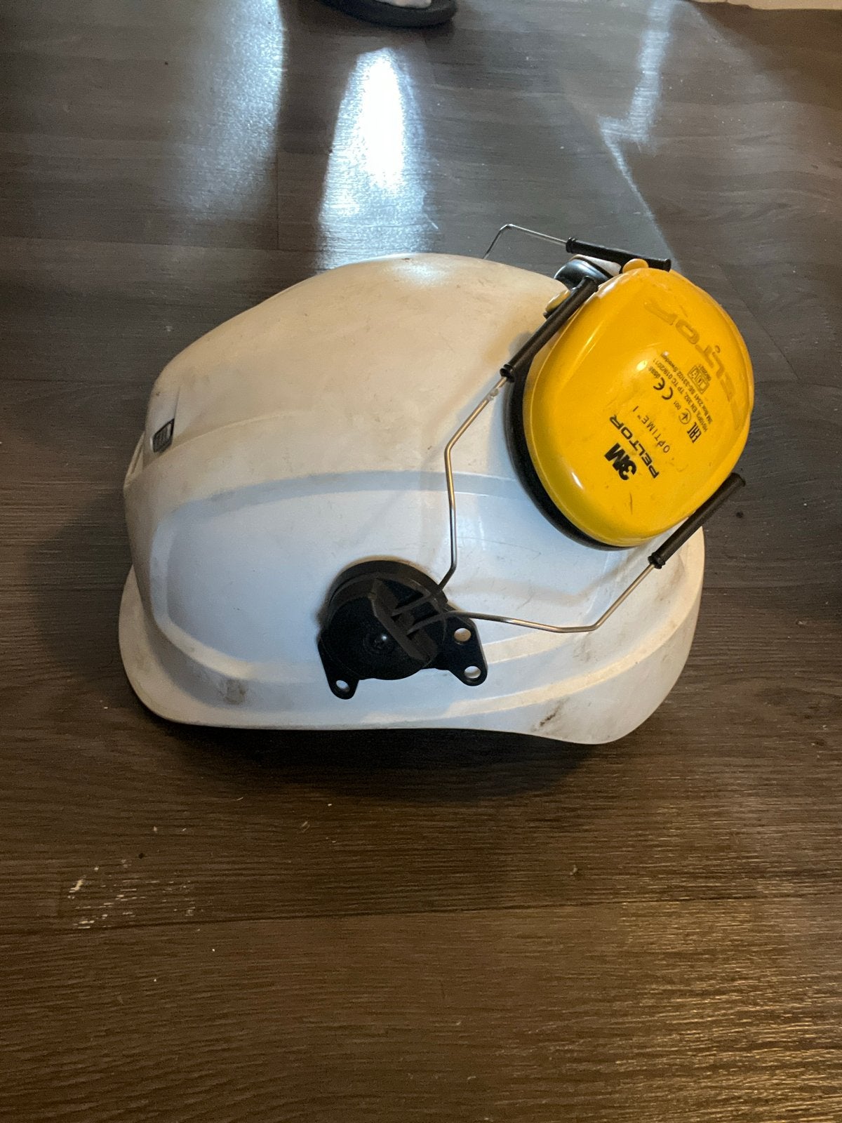 Witte veiligheidshelm met gehoorbescherming, Doe-het-zelf en Verbouw, Ophalen, Gebruikt