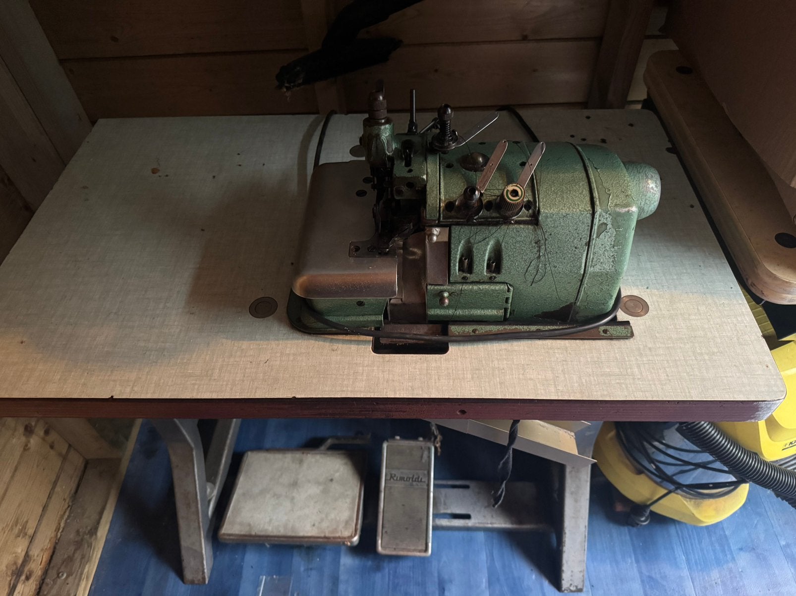 Rimoldi Overlockmachine op originele tafel / werkend, Hobby en Vrije tijd, Naaimachines en Toebehoren, Ophalen, Gebruikt, Naaimachine
