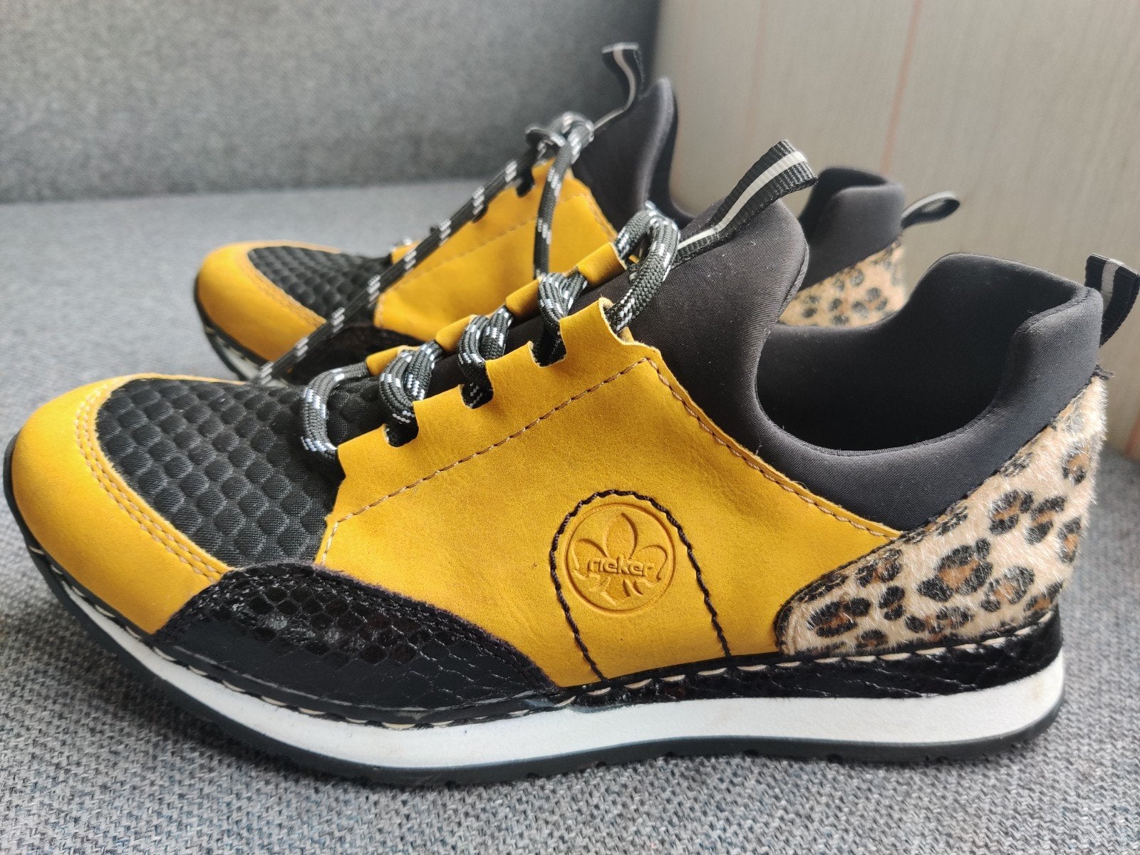 Rieker Sneakers Geel met Luipaardprint 38, Kleding | Dames, Geel, Ophalen of Verzenden, Rieker, Sneakers of Gympen