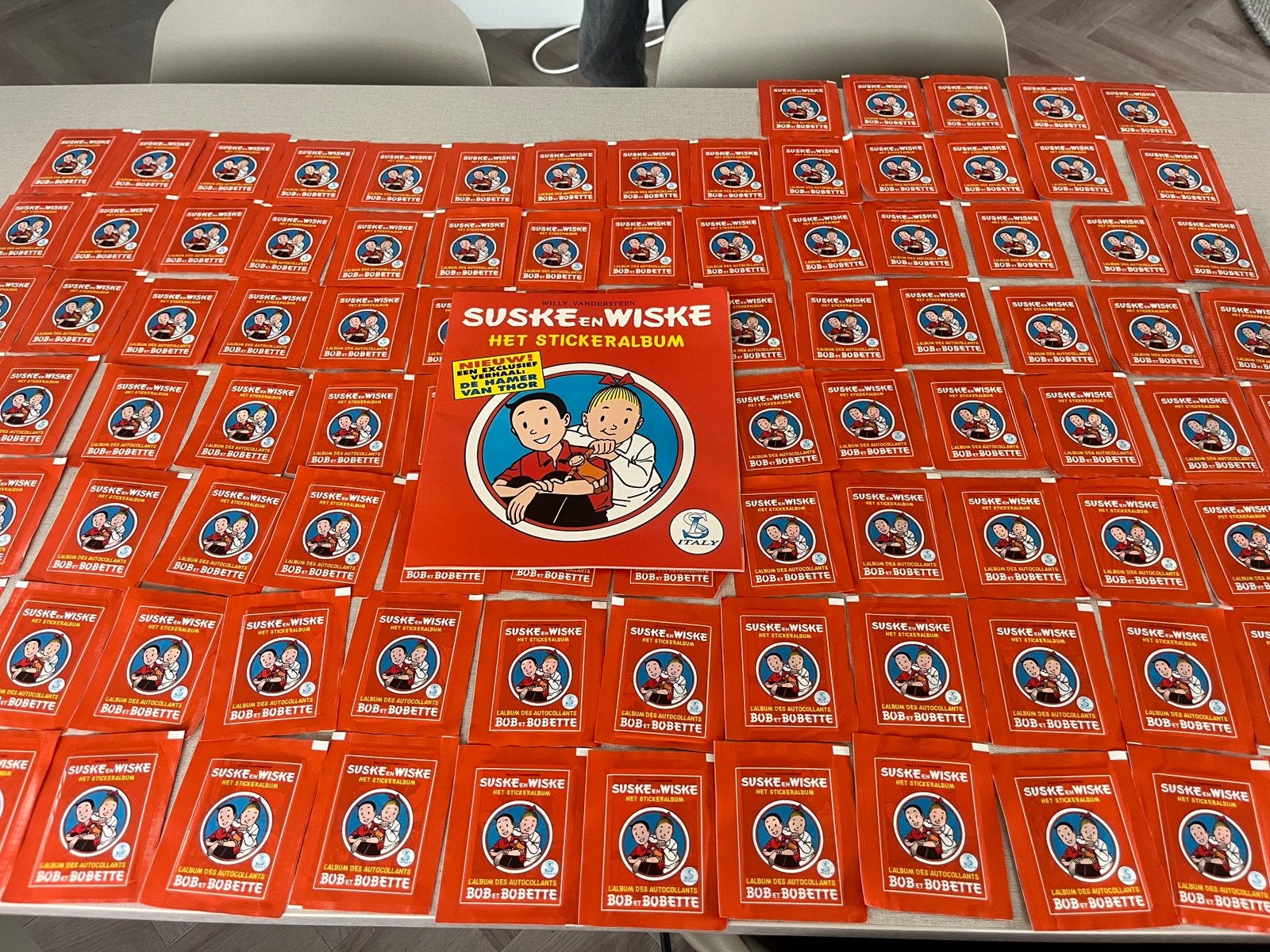Stickeralbum suske en wiske met 103  ongeopende pakjes, Eén stripboek, Ophalen of Verzenden, Zo goed als nieuw