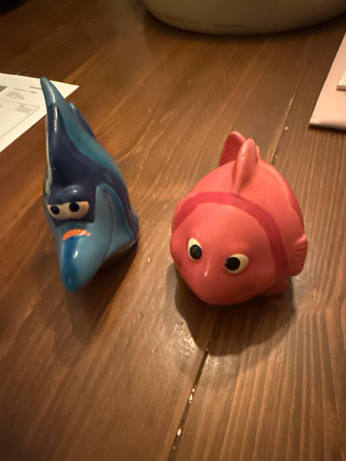 2 vissen van steen - decoratieve beeldjes, Huis en Inrichting, Ophalen of Verzenden, Gebruikt, Meerkleurig, Steen/keramiek