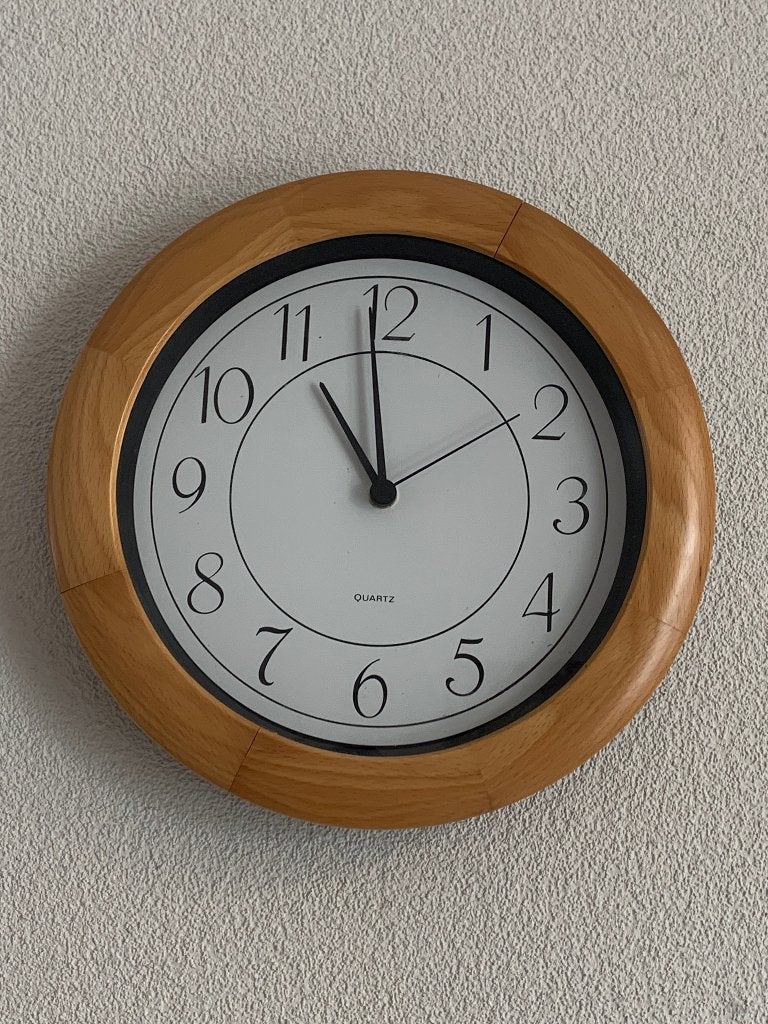 Vintage Junghans Quartz Wandklok – Houtlook rand., Huis en Inrichting, Bruin, Analoog, Werkt op batterijen, Ophalen of Verzenden