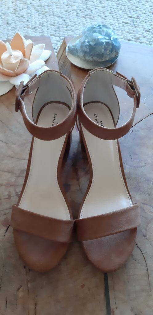 Licht bruin suede sandalen maat 38 van Sacha essentials., Ophalen of Verzenden, Zo goed als nieuw, Bruin, Sandalen of Muiltjes