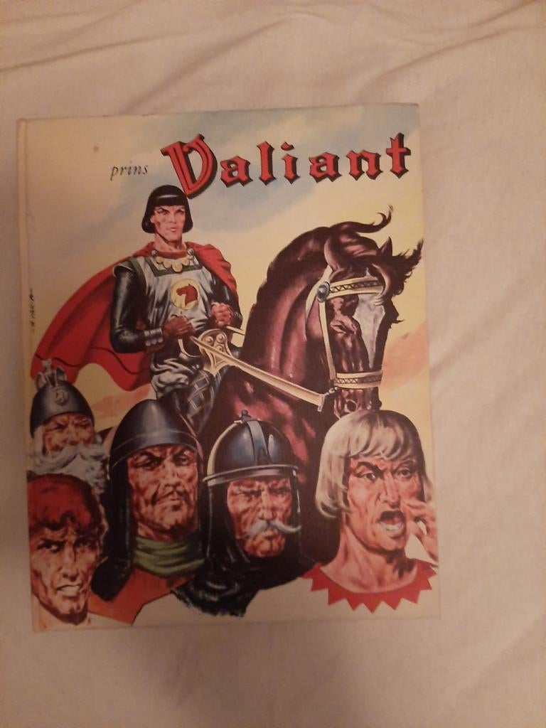 Prins Valiant - Klassiek stripboek van Harold Foster, Boeken, Stripboeken, Eén stripboek, Ophalen of Verzenden, Gelezen, Harold Foster
