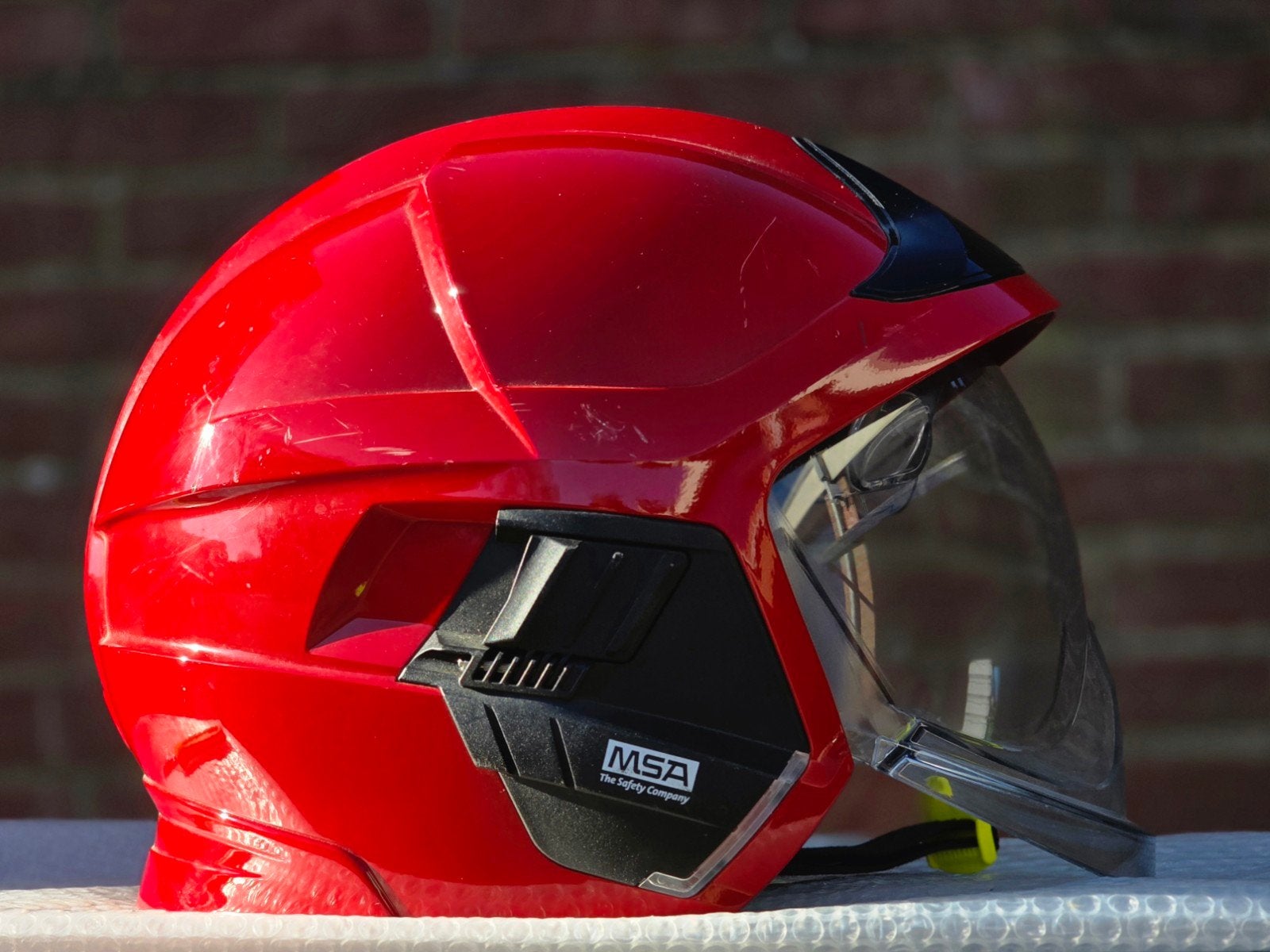 brandweerhelm brandweer MSA F1XF L, Verzamelen, Ophalen of Verzenden, Landmacht, Nederland, Embleem of Badge