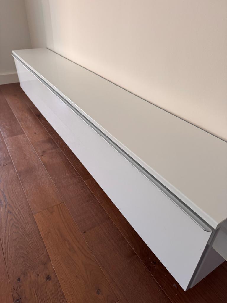 Prachtig IKEA wanddressoir / tv-meubel in hoogglans wit., Ophalen, 150 tot 200 cm, Zo goed als nieuw, Minder dan 100 cm