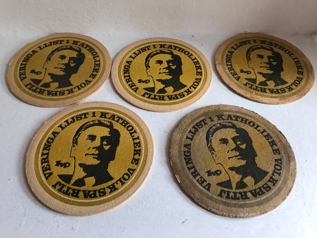 Veringa lijst 1 Katholieke Volkspartij KvP bierviltje, Verzamelen, Ophalen of Verzenden, Gebruikt, Overige typen, Christendom | Katholiek
