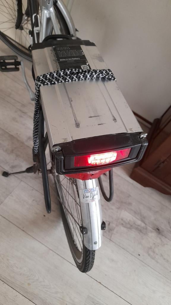 E-bike accu met achterlicht, Ophalen of Verzenden, Gebruikt, Overige merken