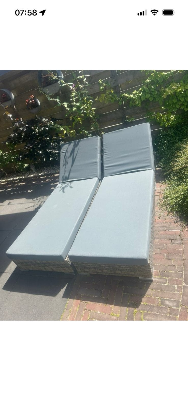 2 rotan ligstoelen met tafel + witte kussenhoezen, Ophalen, Zo goed als nieuw, Kunststof