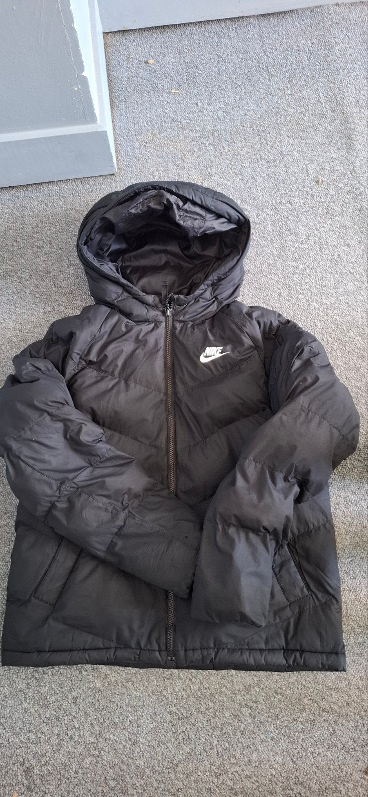 Nike Puffer Jas Zwart - Maat XL (158-170 cm), Ophalen, Jongen of Meisje, Zo goed als nieuw, Nike