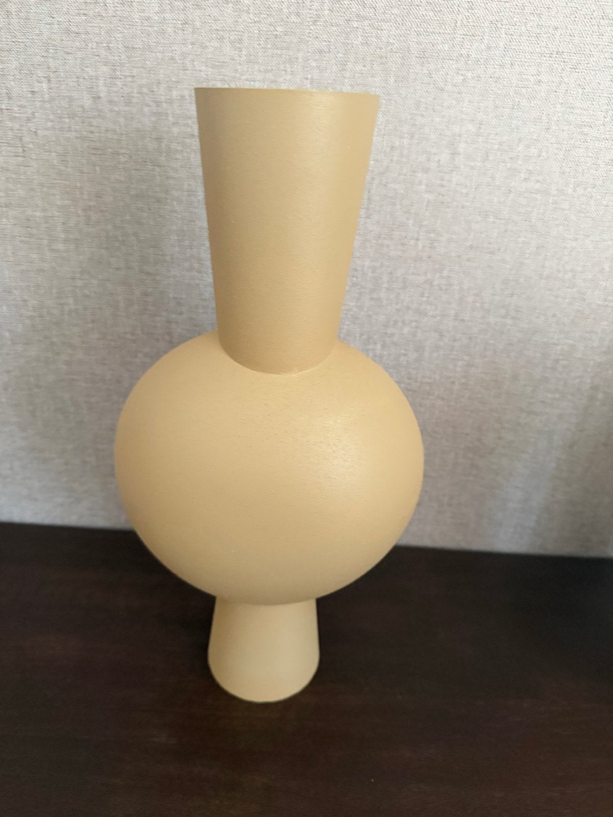 Moderne taupe kleurig metalen vaas, Ophalen, Overige materialen, Beige, Zo goed als nieuw