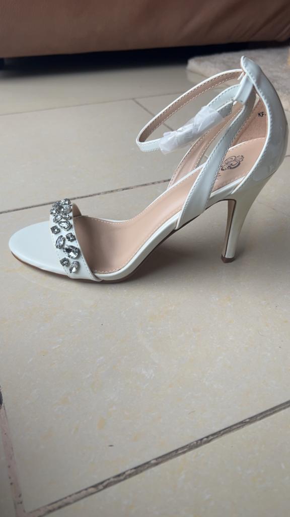 Witte Sandalen met Strass Steentjes - Nieuw, Wit, Nieuw, Sandalen of Muiltjes, Ophalen of Verzenden