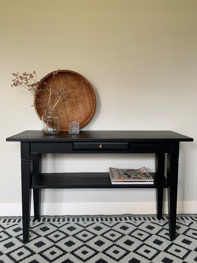 Vintage sidetable mat zwart met laatje en onderplank, 100 tot 150 cm, Ophalen of Verzenden, Zo goed als nieuw, 25 tot 50 cm
