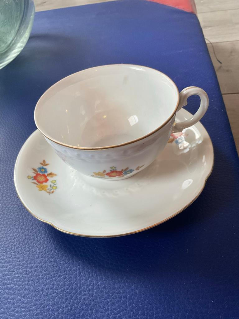Vintage theekopje met schotel - Porselein, bloemmotief, Ophalen of Verzenden