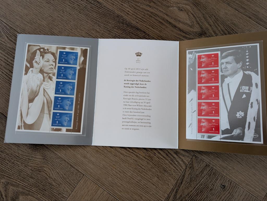 Mooi mapje met 2x Postzegelvellen vd Troonswisseling 2013, Postzegels en Munten, Postzegels | Nederland, Ophalen of Verzenden
