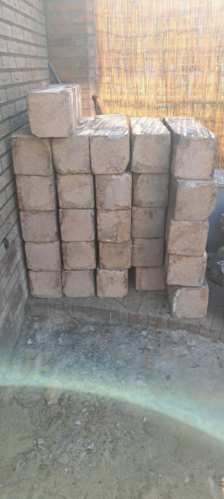 Gratis Beton blokken afmeting 60 bij 16 bij 16 cm., Ophalen, Minder dan 100 cm, Minder dan 25 cm