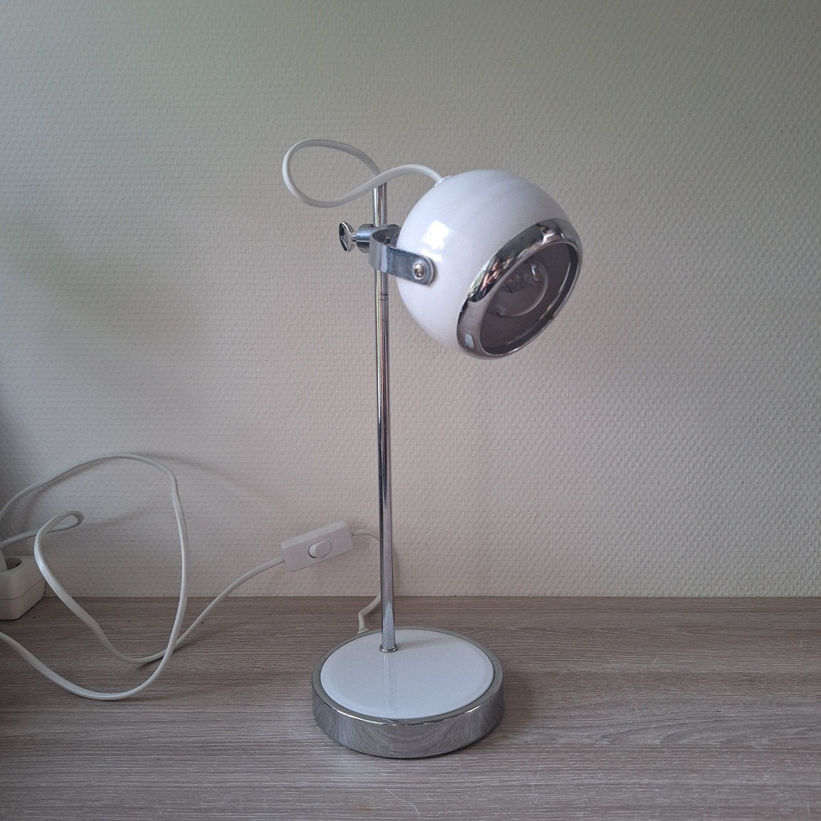 Space Age Bollamp Eyeball Spot lamp wit metaal chroom, Huis en Inrichting, Lampen | Tafellampen, Wit, Ophalen of Verzenden, Zo goed als nieuw