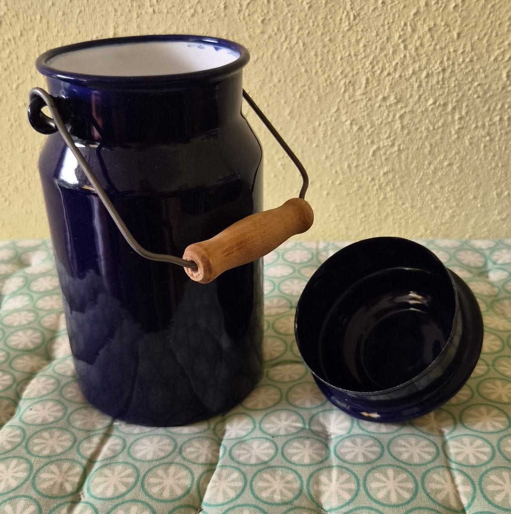 Kobaltblauwe geëmailleerde melkbus/melkkan met handvat, Ophalen