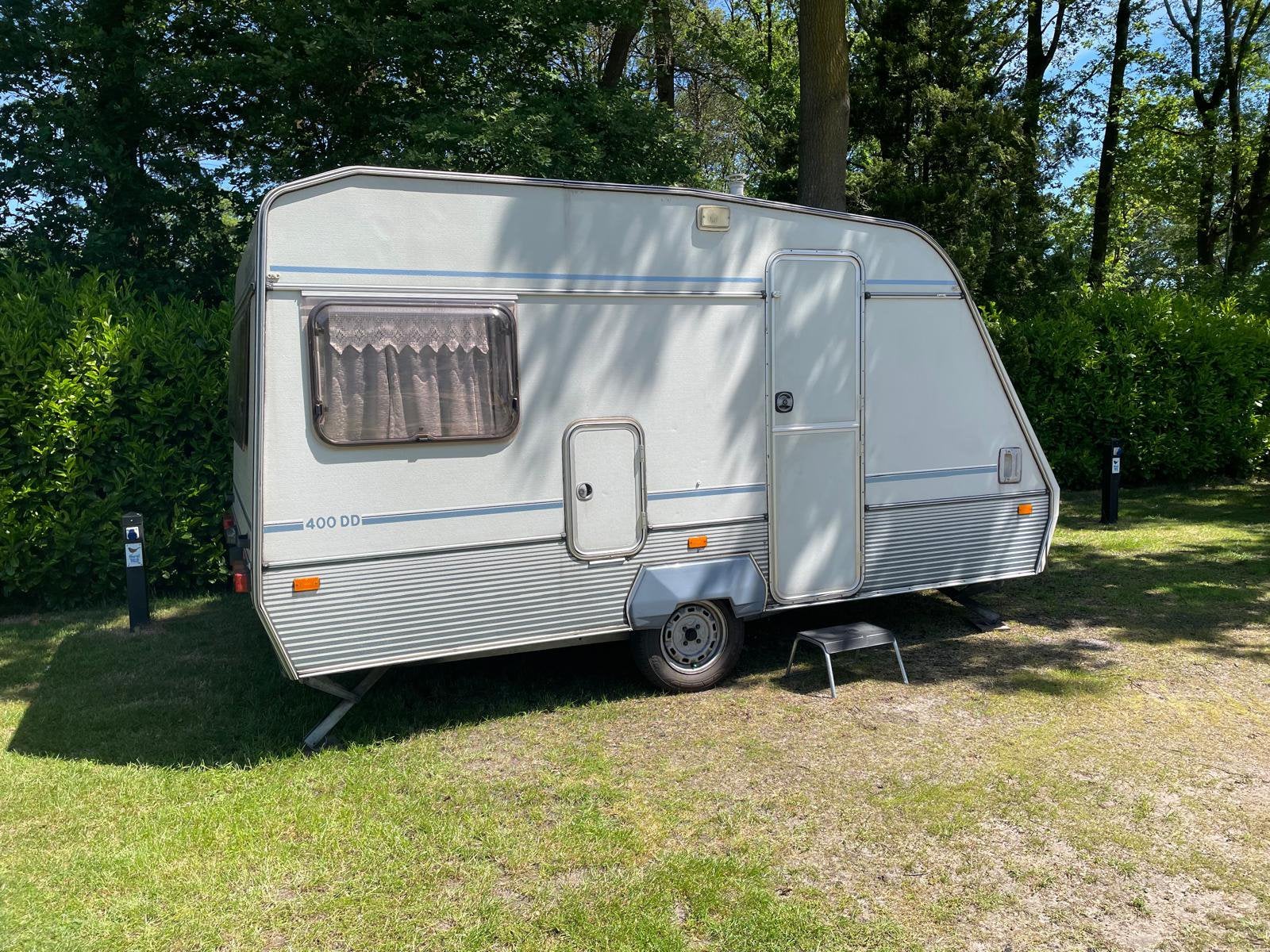 Beyerland caravan 400DD 1988 van eerste eigenaar compleet, Omvormbare zithoek, Treinzit, 750 - 1000 kg, Particulier
