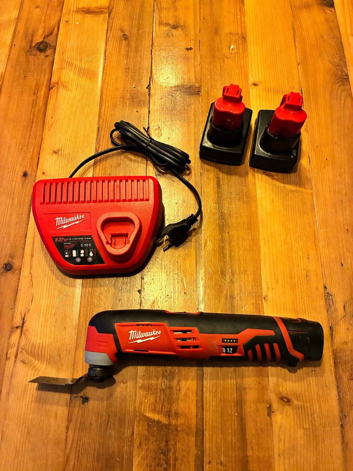 Milwaukee C12 MT Multitool met lader en 3accu's, Ophalen of Verzenden, Zo goed als nieuw